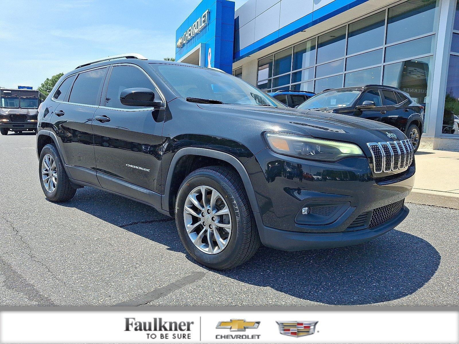 2019 Jeep Cherokee Latitude Plus 4x4 in Diamond Black Crystal Pearlcoat — front three-quarter view