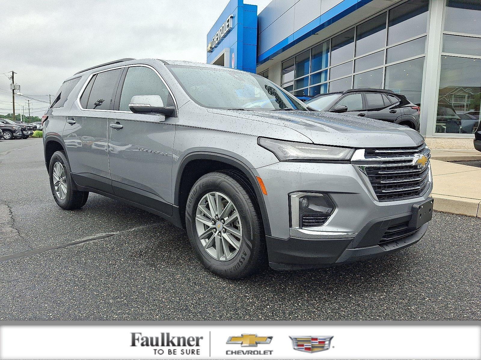 2023 Chevrolet Traverse LT Cloth in Sterling Gray Metallic — front three-quarter view