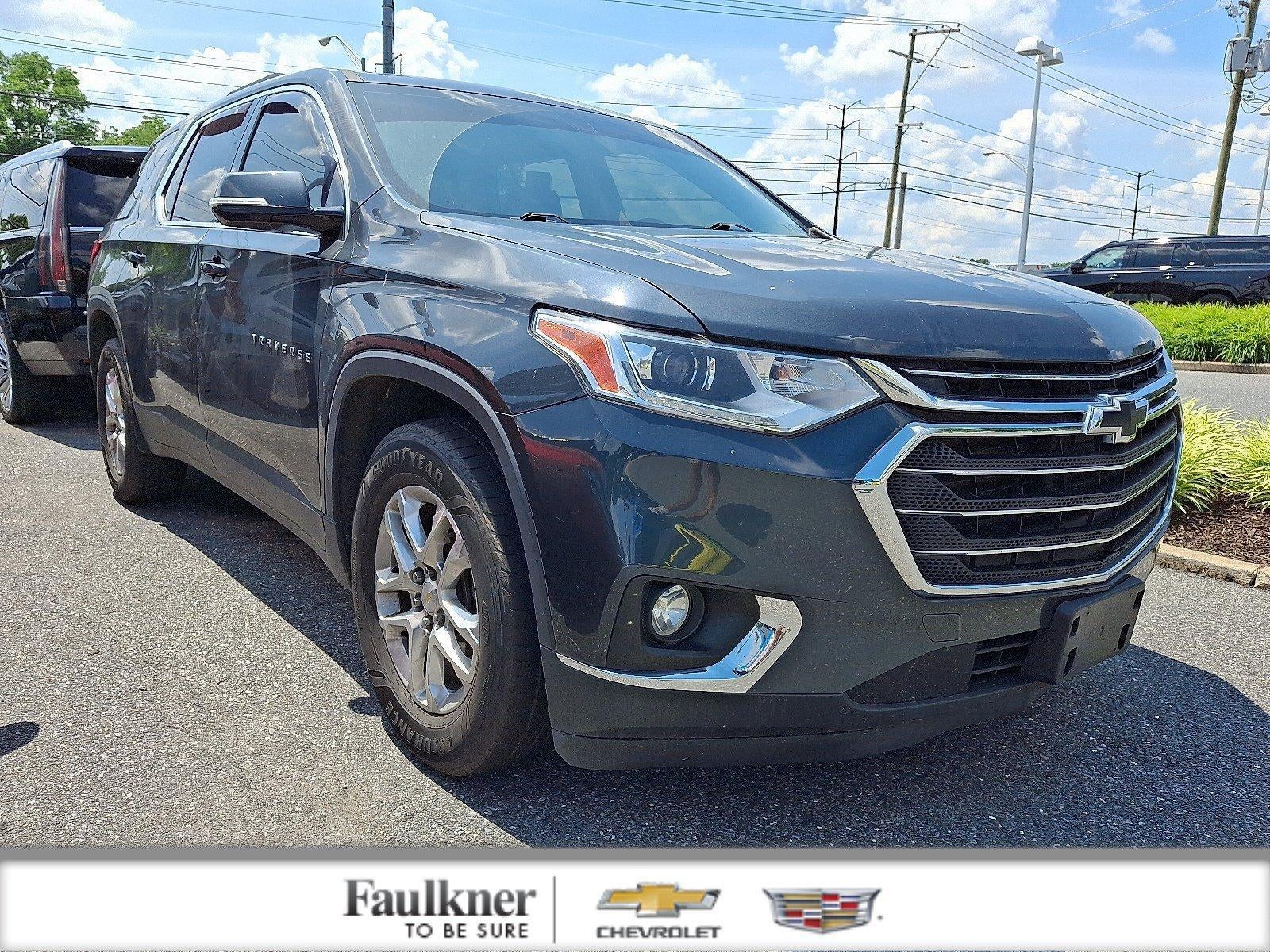 2018 Chevrolet Traverse LT Cloth in Graphite Metallic — front three-quarter view
