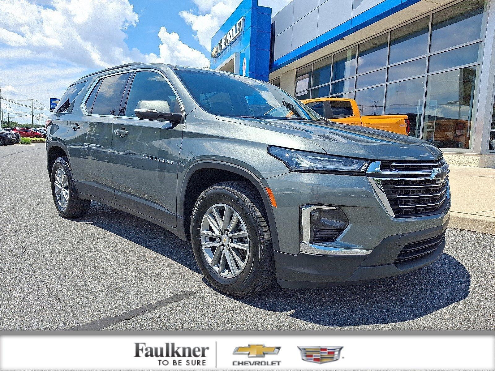 2023 Chevrolet Traverse LT Cloth in Silver Sage Metallic — front three-quarter view